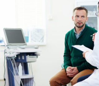 paciente masculino consultando a especialista en urología por los tipos de priapismo